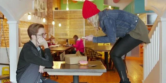 Instagram husbands, czyli mężowie z Instagrama to błyskotliwa parodia ery social media.