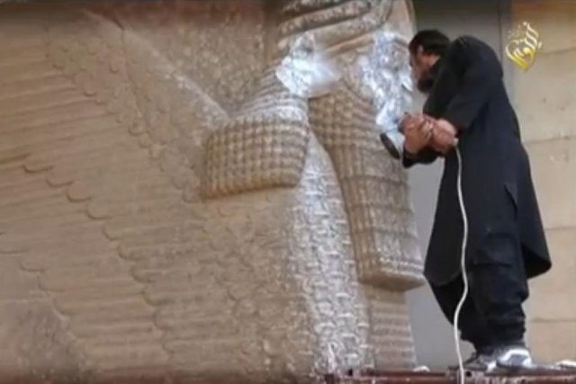 ISIS niszczy mające nawet 4500 tysiąca lat posągi w Mosulu
