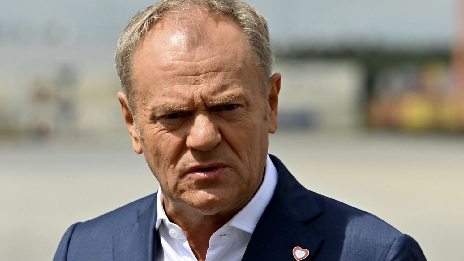Donald Tusk ostro komentuje doniesienia o przeszłości Karola Nawrockiego