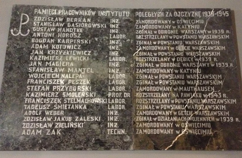 Pamiątkowa tablica poświęcona pracownikom IChP, którzy zginęli w czasie II wojny światowej.