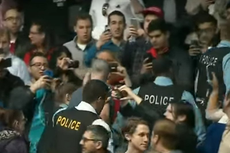 Policja zatrzymała kilku najbardziej krewkich uczestników starć na wiecu Donalda Trumpa w Chicago.