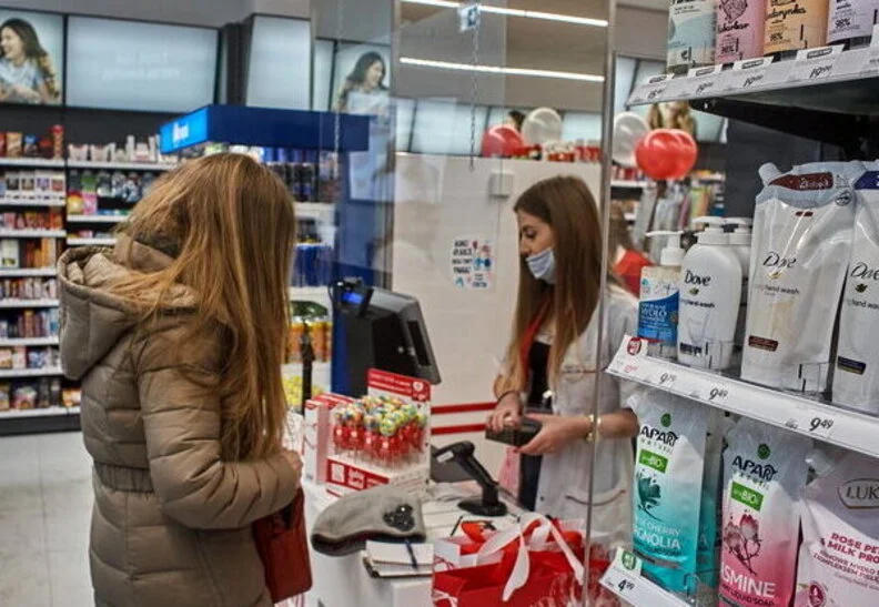 Testy na COVID-19 z drogerii: gdzie kupić? [SuperPharm, Douglass, Rossmann]