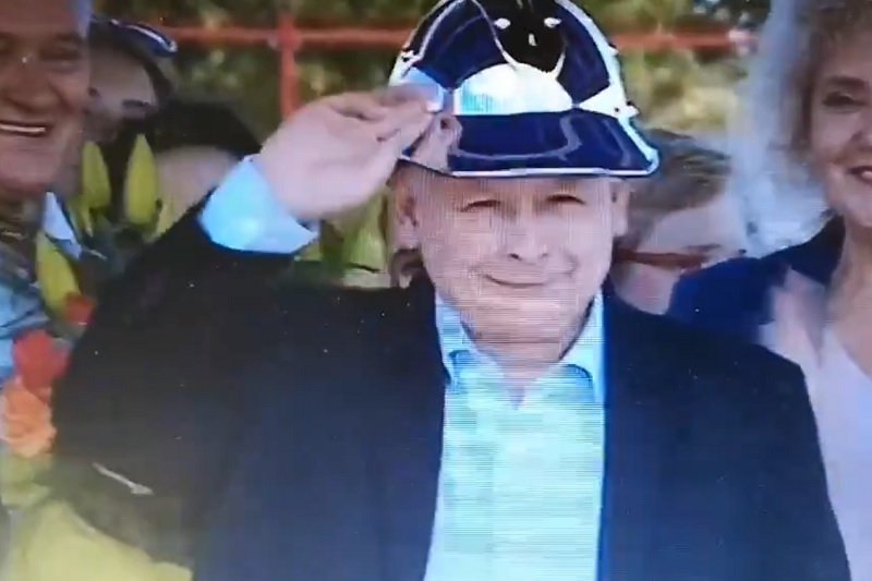 Jarosław Kaczyński na pikniku rodzinnym PiS bawił się świetnie. Założył hełm na głowę.