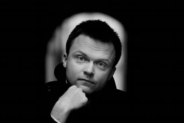 Szymon Hołownia – dziennikarz katolicki i współprowadzący show Mam Talent – rozmawia w książce "Niebo dla średniozaawansowanych" z księdzem Grzegorzem Strzelczykiem o rzeczach ostatecznych