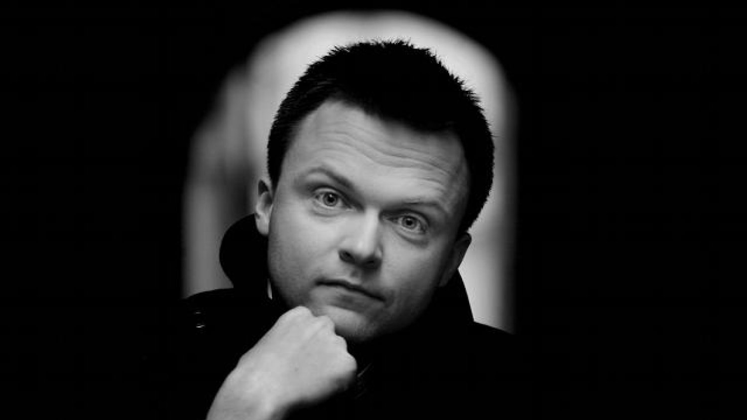 Szymon Hołownia – dziennikarz katolicki i współprowadzący show Mam Talent – rozmawia w książce "Niebo dla średniozaawansowanych" z księdzem Grzegorzem Strzelczykiem o rzeczach ostatecznych