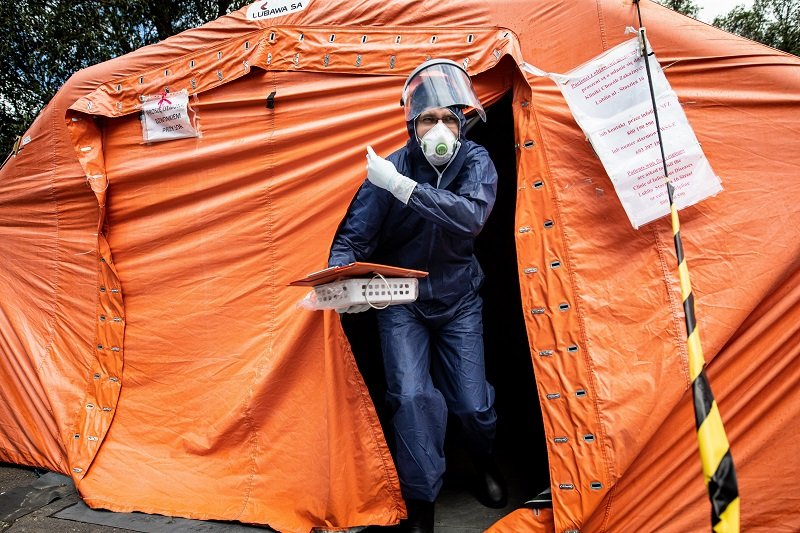 Wzrost liczby zakażeń koronawirusem w Polsce.