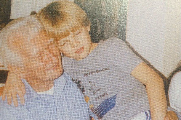 Mały Leonardo DiCaprio na kolanach u swojego "polskiego dziadka" - Stanisława Szukalskiego