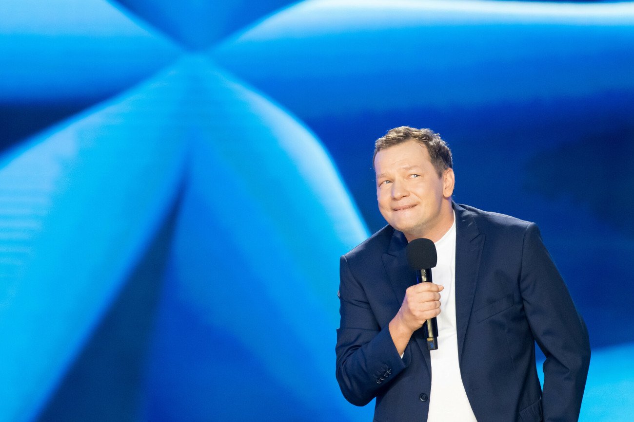 Satyryk Tomasz Jachimek, jeden ze stałych komentatorów w "Szkle kontaktowym" w TVN24