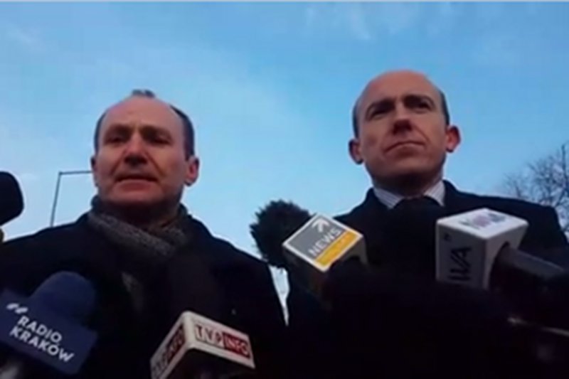 Poseł Marek Sowa z .Nowoczesnej i Borys Budka z Platformy Obywatelskiej dotarli do kierowcy fiata, który uczestniczył w kolizji z rządowym autem. Zapewnili mu pomoc prawną. Zszokowani są wypowiedziami ministra Mariusza Błaszczaka.