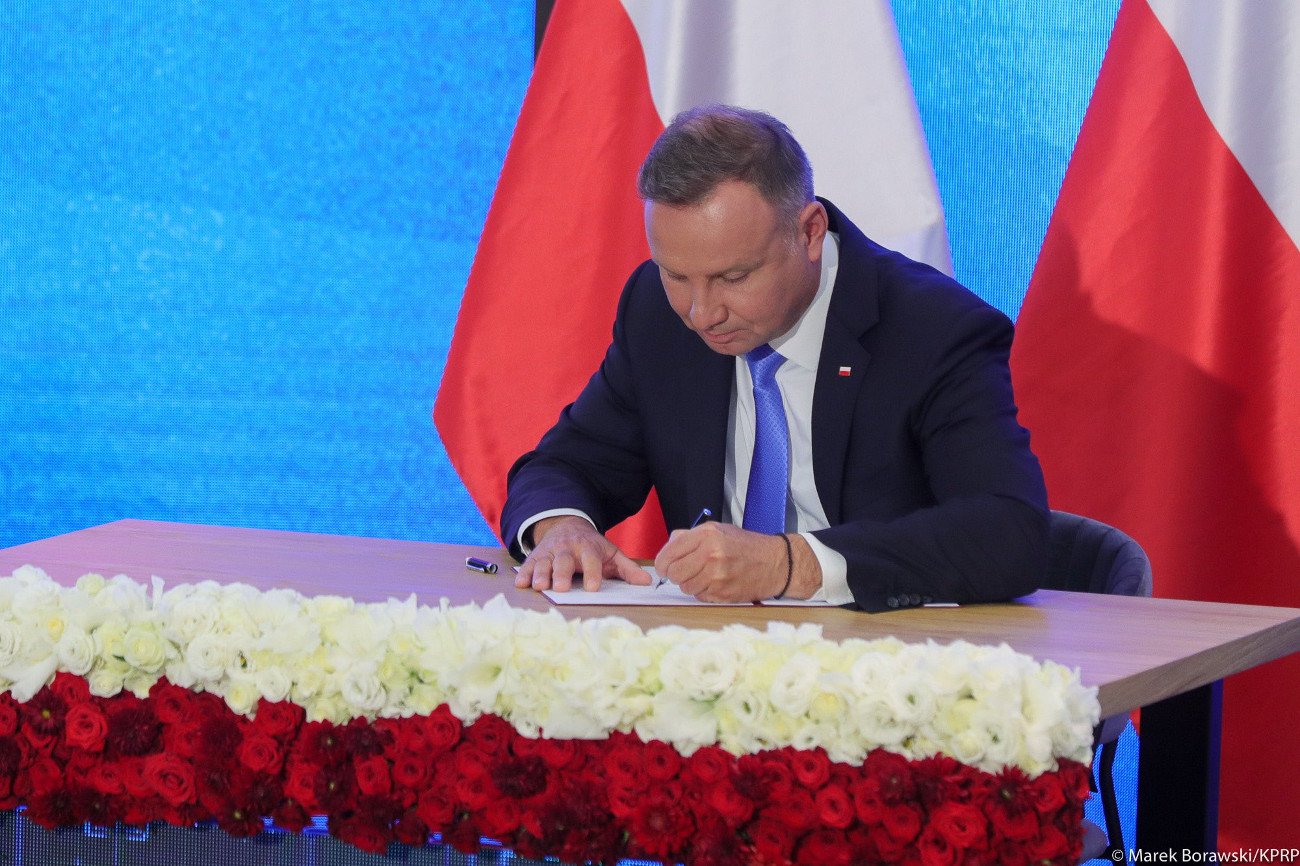 Lex Izera. Andrzej Duda podpisał w Stalowej Woli ustawę ws. gruntów leśnych