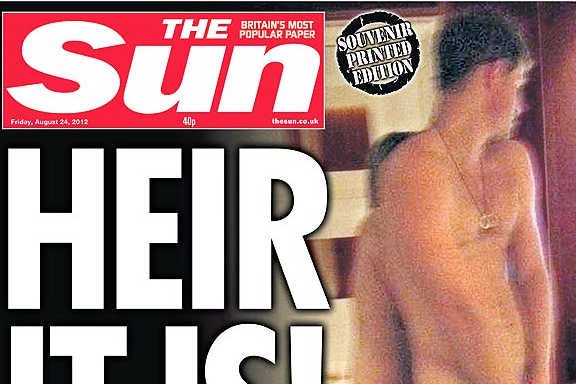 Okładka brytyjskiego tabloidu "The Sun" z nagim zdjęciem księcia Harry'ego