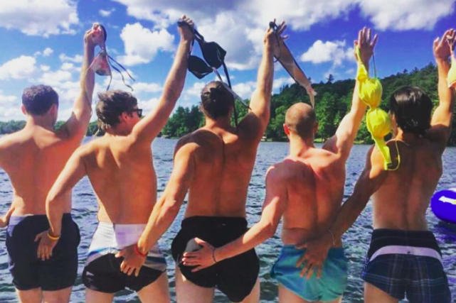 Mężczyźni naśmiewają się z kobiet na Instagramie.