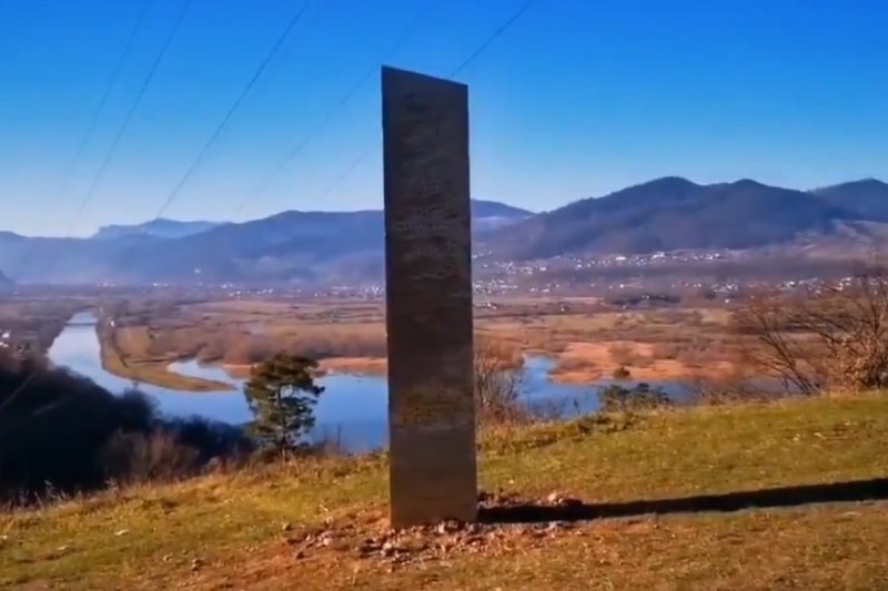 O co chodzi z monolitami? Teraz metalowy monolit pojawił się w Rumunii.