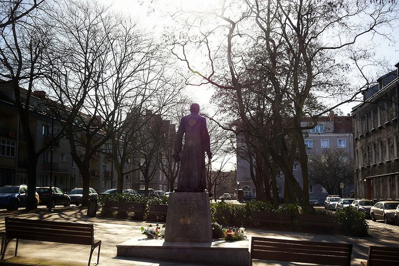 Pomnik ks. Jankowskiego ma zostać rozebrany.