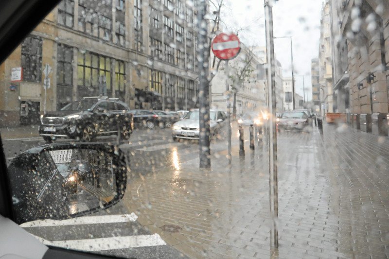 IMGW ostrzega przed gradem i burzami.