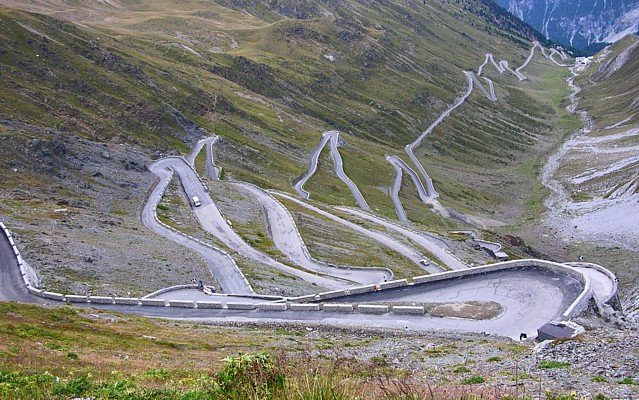 Przełęcz Stelvio, jeden z wielu podjazdów, które zasypane śniegiem zostały usunięte z trasy Giro d'Italia 2013