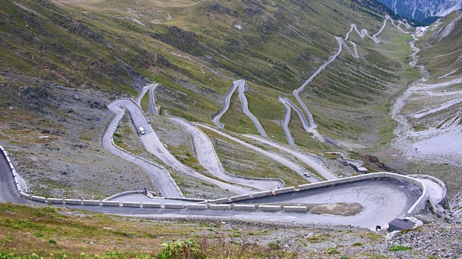 Przełęcz Stelvio, jeden z wielu podjazdów, które zasypane śniegiem zostały usunięte z trasy Giro d'Italia 2013