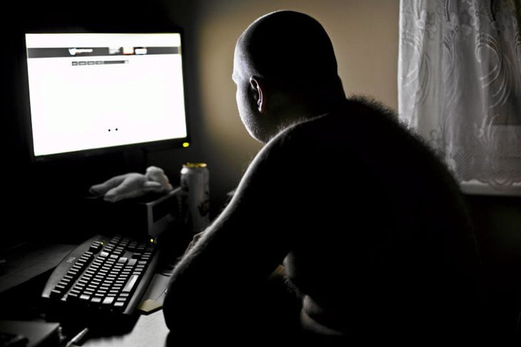 W czasie zagrożenia pandemią koronawirusa w sieci należy zachować szczególną ostrożność. Powinniśmy być sceptyczni wobec ofert cudownych specyfików i komunikatów dotyczących konta bankowego. Zawsze sprawdzajmy źródło.