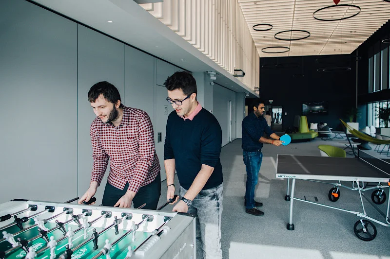 W nowej lokalizacji CSC Poland pracownicy w ramach głosowania projektowali przestrzenie wspólne. Każdy może pracować na fotelu do masażu, integrować zespół rundką na play station czy ... rozgrywką piłkarzyków