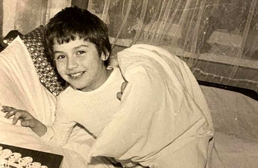 Tomasz Kammel na czarno-białym zdjęciu z czasów dzieciństwa [FOTOGRAFIA]