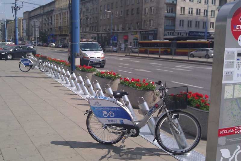 Stacja Veturilo na skrzyżowaniu Alei Jerozolimskich i Marszałkowskiej