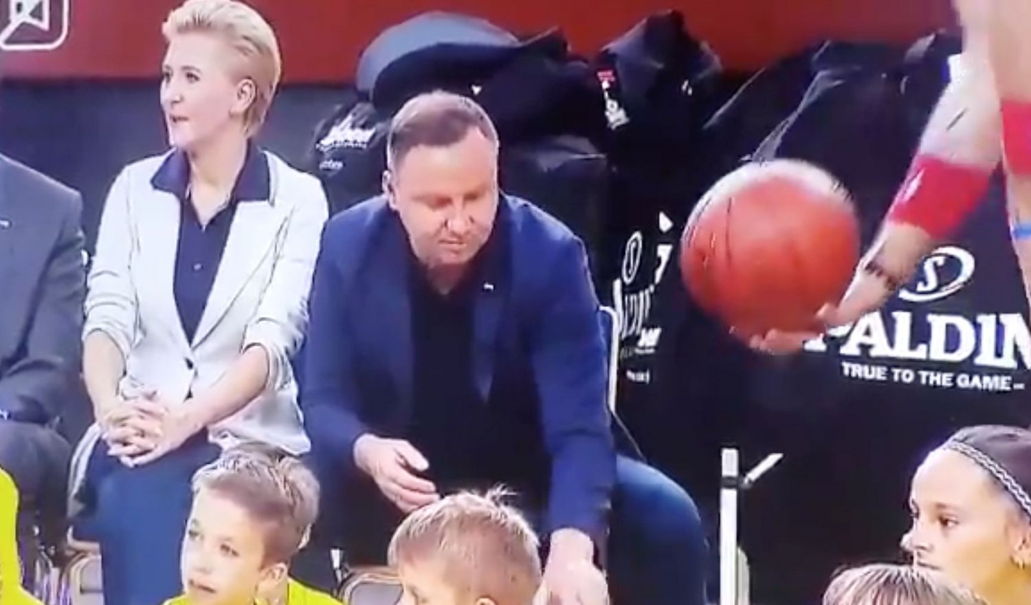 Jak Andrzej Duda gra w koszykówkę?