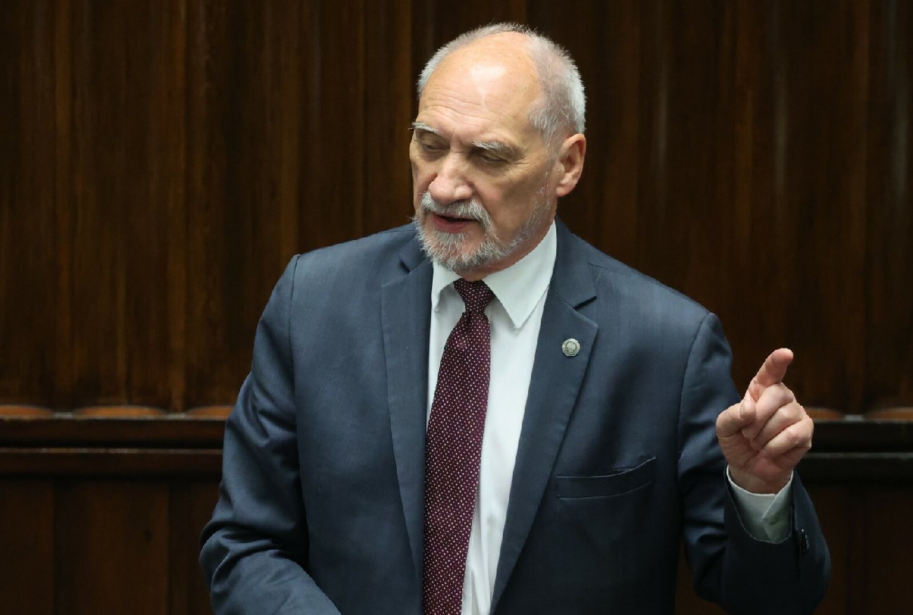 Sejm. Antoni Macierewicz uderza w Tuska i mówi "zbrodni smoleńskiej"