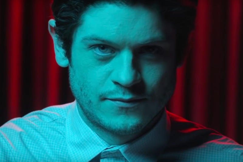Iwan Rheon w teledysku do piosenki "Bang! Bang!".