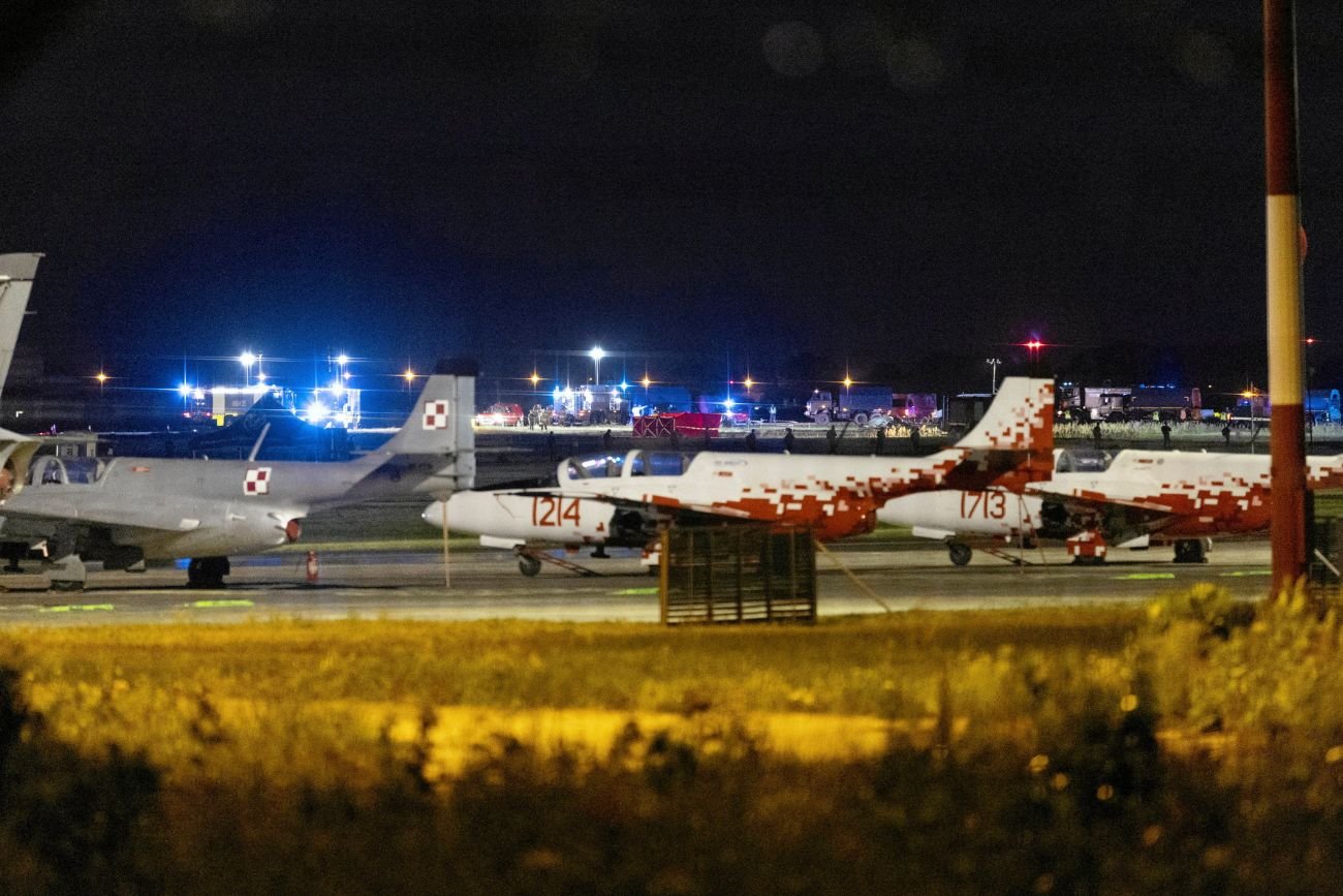 Lotnisko Warszawa-Radom po katastrofie myśliwca F-16 Lotnisko Warszawa-Radom zamknięte na dłużej po katastrofie myśliwca F-16