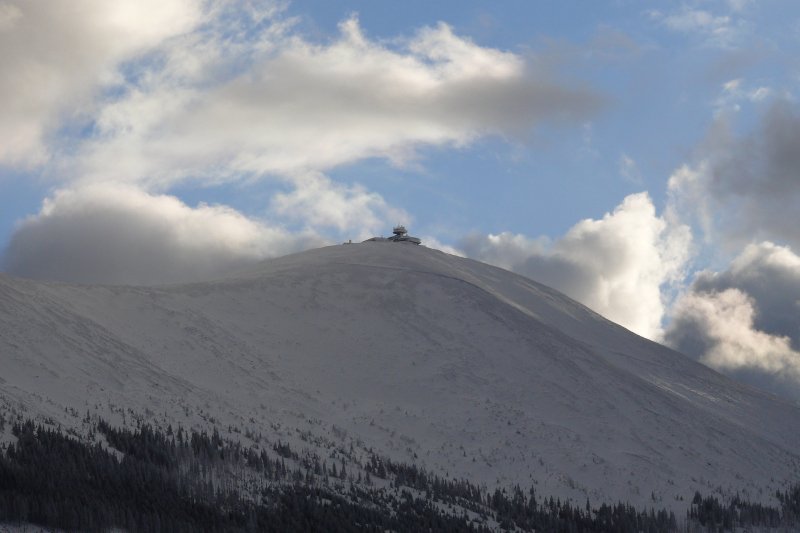 Wiatr zdmuchnął czeskich turystów ze Śnieżki.