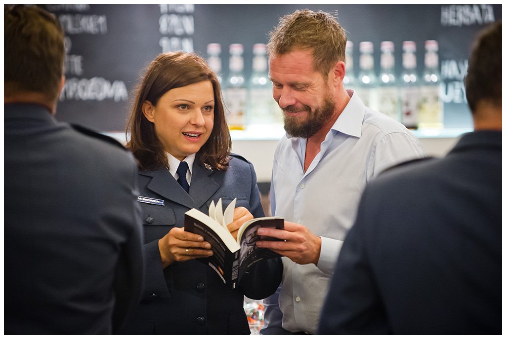 Rinke Rooyens rozmawia z M. Pachałą podczas premiery książki "Rinke za kratami"