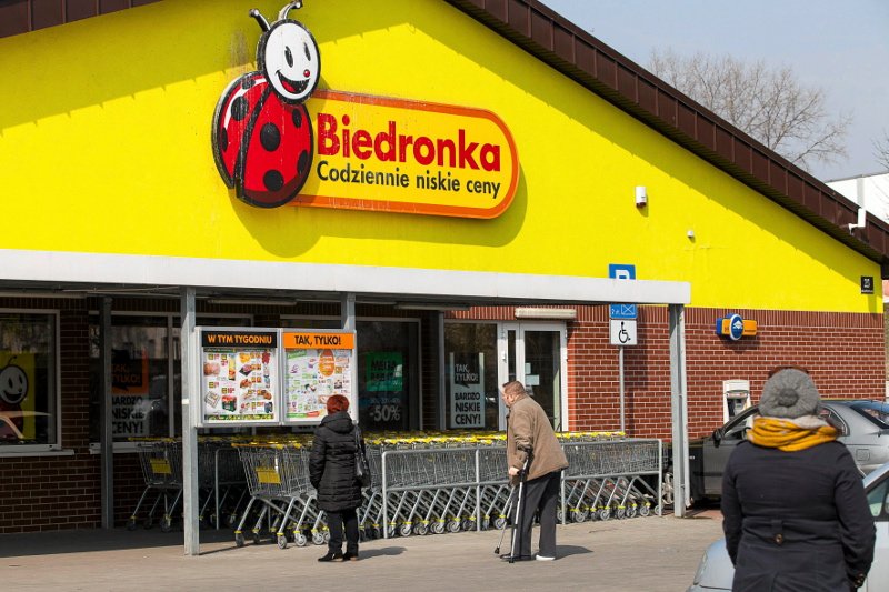 Grupa nastolatków napadła na Biedronkę przy krakowskim rondzie Matecznego. Pracownikom sklepu grozili bronią.