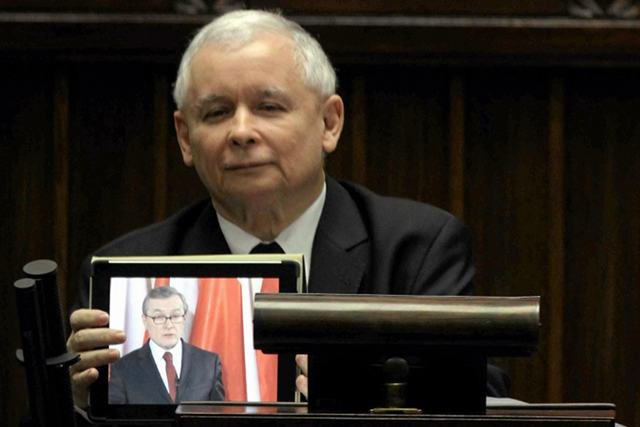 Jarosław Kaczyński z tabletem na mównicy sejmowej