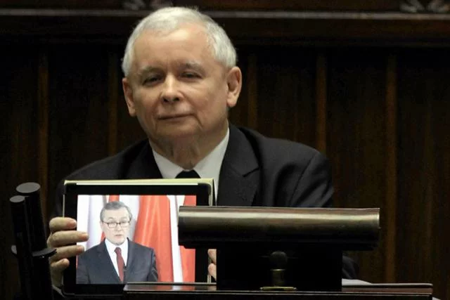 Jarosław Kaczyński z tabletem na mównicy sejmowej