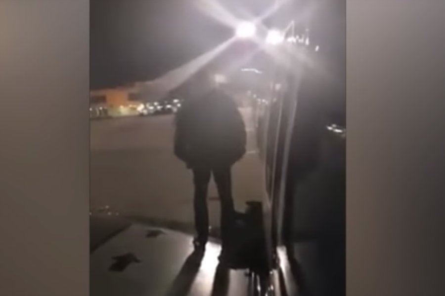 Polak wyskoczył na skrzydło samolotu przez wyjście awaryjne. Cała sytuacja wydarzyła się na lotnisku w hiszpańskiej Maladze.