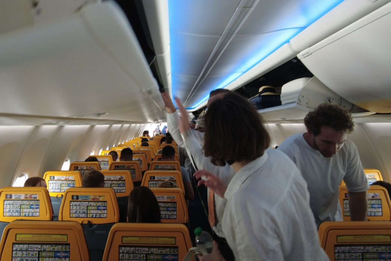 Stewardessa tłumaczy, jak układać walizki w samolocie Pasażerowie popełniają błąd chowając bagaż w schowkach w samolocie