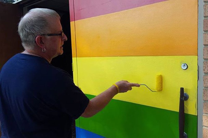 Tak wierni z Charlotte w USA zareagowali na homofobiczny wandalizm.