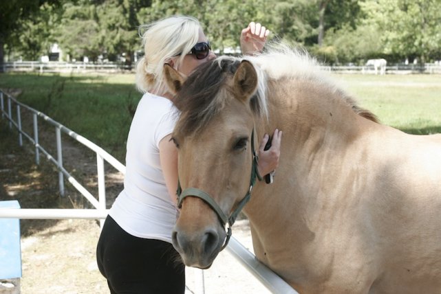 Magda uwielbia konie. W Janowie Podlaskim można obejrzeć, dotknąć, a nawet przytulić się do pięknych mustangów.