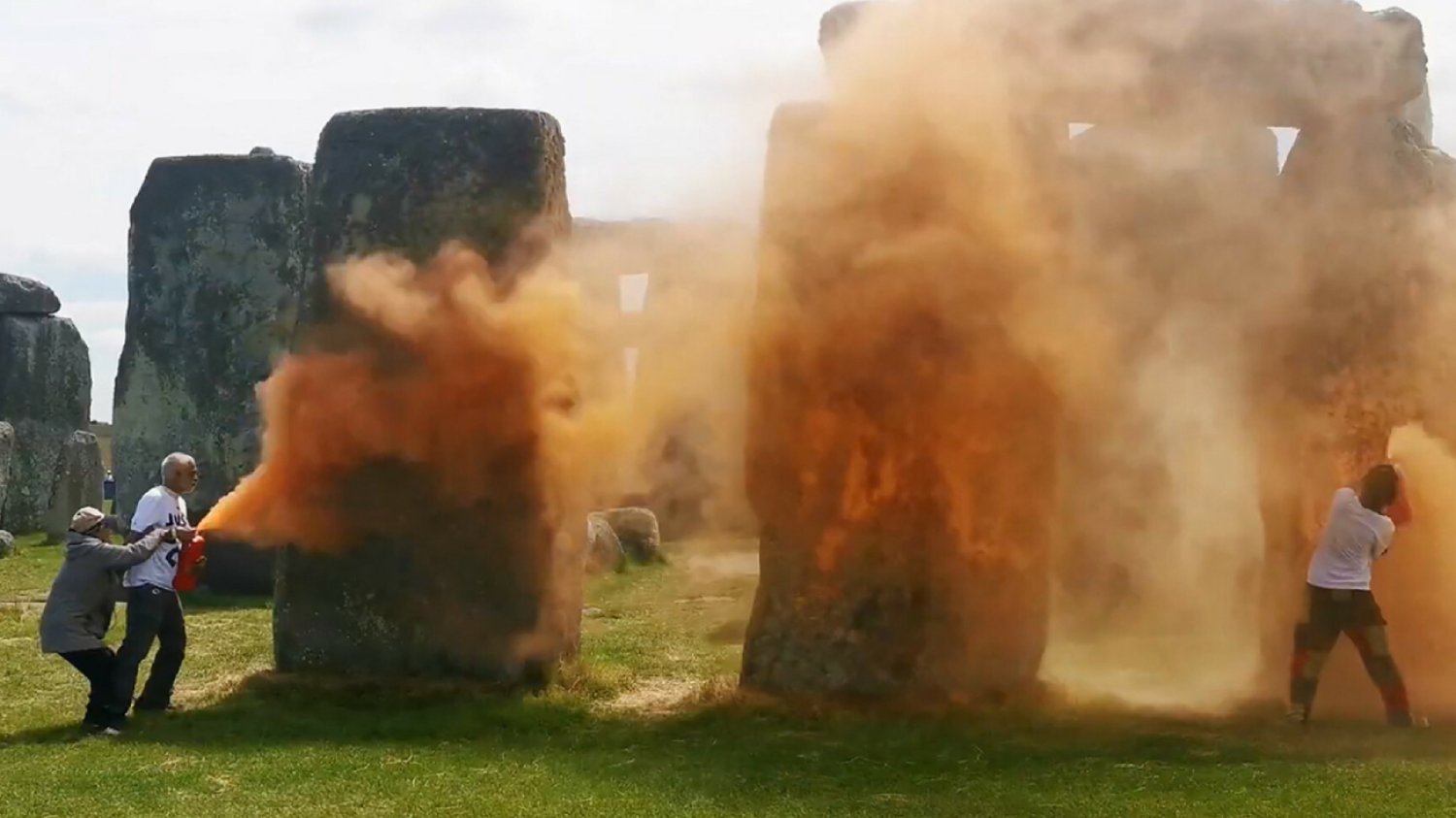 Aktywiści Just Stop Oil spryskali Stonehenge pomarańczową farbą