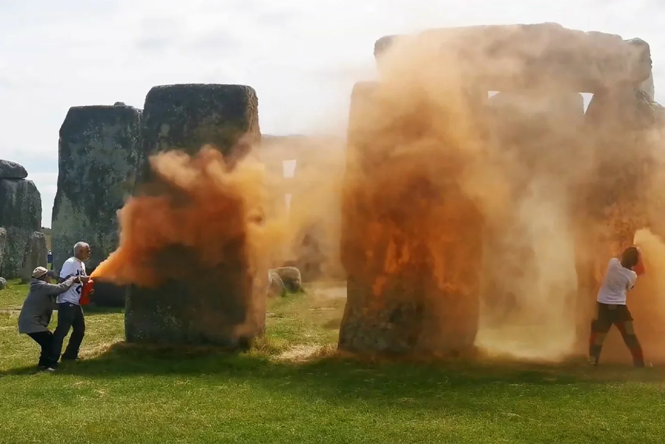 Aktywiści Just Stop Oil spryskali Stonehenge pomarańczową farbą
