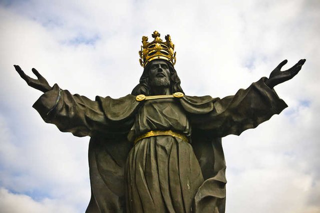 Dotąd idea intronizacji Jezusa Chrystusa na króla Polski nie miała szans realizację. Rząd PiS ma jednak umożliwić to podczas obchodów 1050. rocznicy Chrztu Polski.
