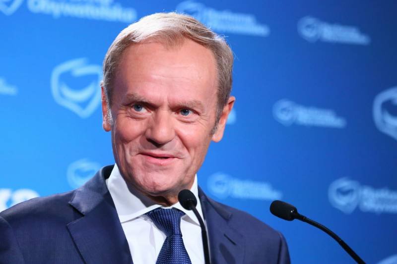 W TVP Donald Tusk odbiera nagrodę od Agneli Merkel 39 razy