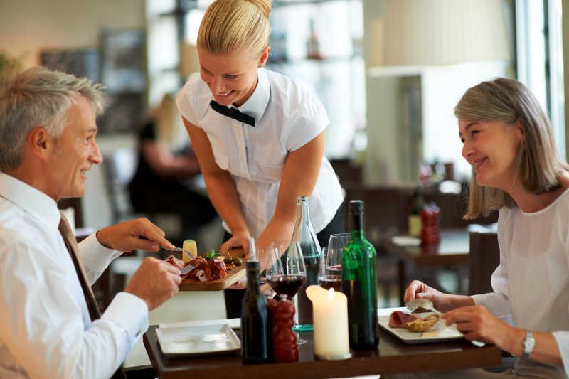 Restauratorzy wykorzystują badania psychologów, by sprzedać nam więcej i za więcej.