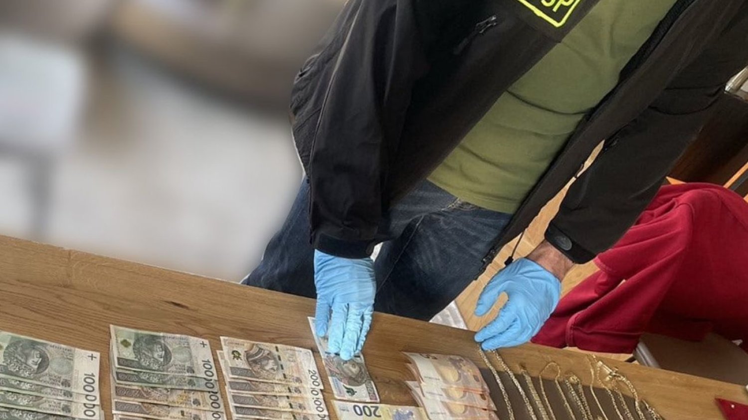 Wyłudzili ponad 82 mln zł od NFZ. Zarzuty usłyszeli właściciele i pracownicy aptek i lekarze. Prokuratura z Zielonej Góry i Centralne Biuro Śledcze Policji rozbili trzy grupy przestępcze. Takiej afery lekowej w Polsce jeszcze nie było. Wyłudzili ponad 82 mln zł od NFZ. Zarzuty usłyszeli właściciele i pracownicy aptek i lekarze. Prokuratura z Zielonej Góry i Centralne Biuro Śledcze Policji rozbili trzy grupy przestępcze. Takiej afery lekowej w Polsce jeszcze nie było.
