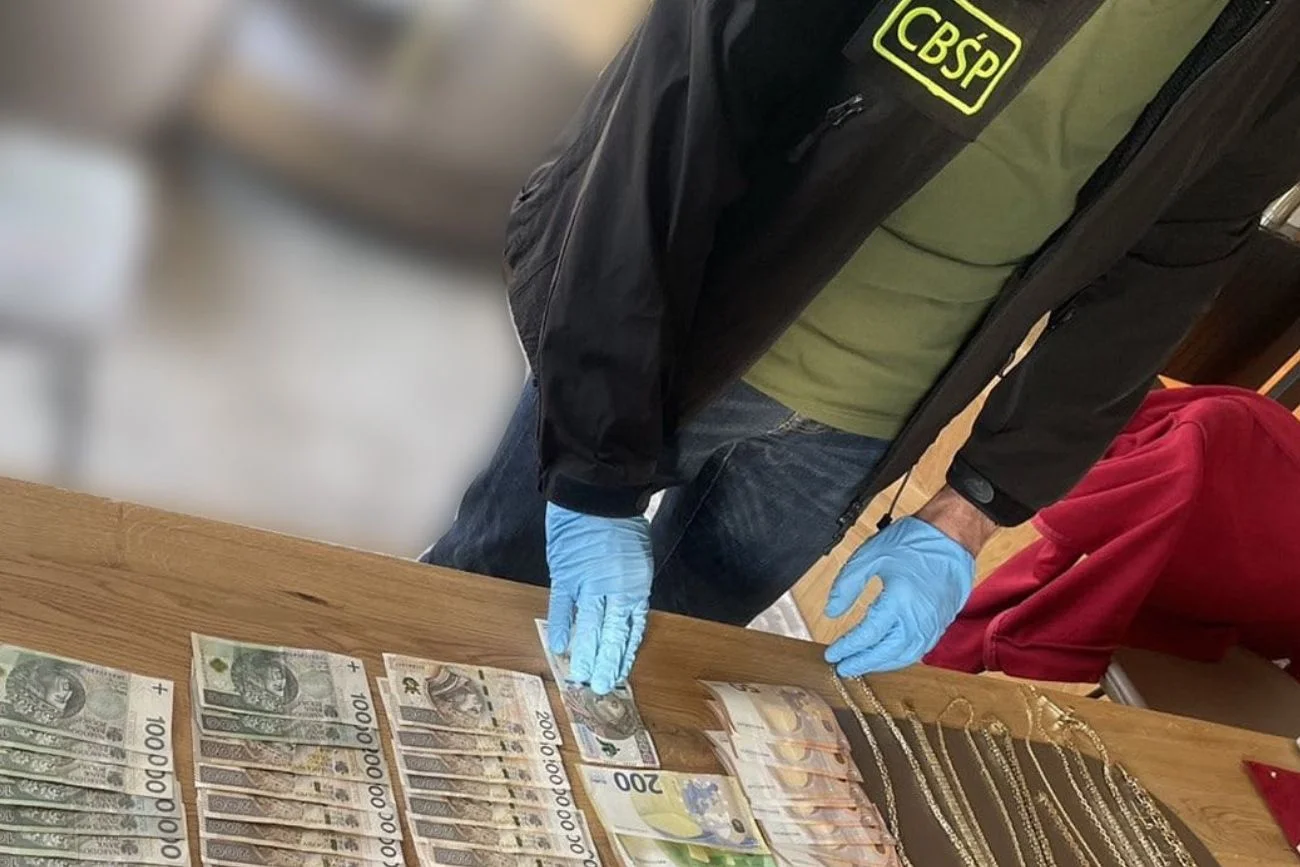 Wyłudzili ponad 82 mln zł od NFZ. Zarzuty usłyszeli właściciele i pracownicy aptek i lekarze. Prokuratura z Zielonej Góry i Centralne Biuro Śledcze Policji rozbili trzy grupy przestępcze. Takiej afery lekowej w Polsce jeszcze nie było. Wyłudzili ponad 82 mln zł od NFZ. Zarzuty usłyszeli właściciele i pracownicy aptek i lekarze. Prokuratura z Zielonej Góry i Centralne Biuro Śledcze Policji rozbili trzy grupy przestępcze. Takiej afery lekowej w Polsce jeszcze nie było.