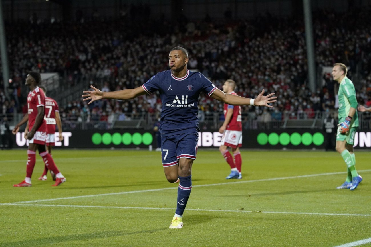 Kylian Mbappe jest jedną z gwiazd PSG. Czyżby jeszcze tego lata miał zostać piłkarzem Realu Madryt?