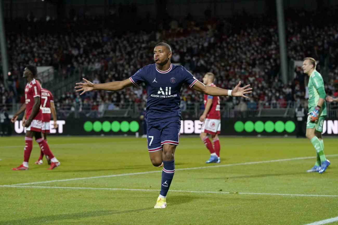 Kylian Mbappe jest jedną z gwiazd PSG. Czyżby jeszcze tego lata miał zostać piłkarzem Realu Madryt?