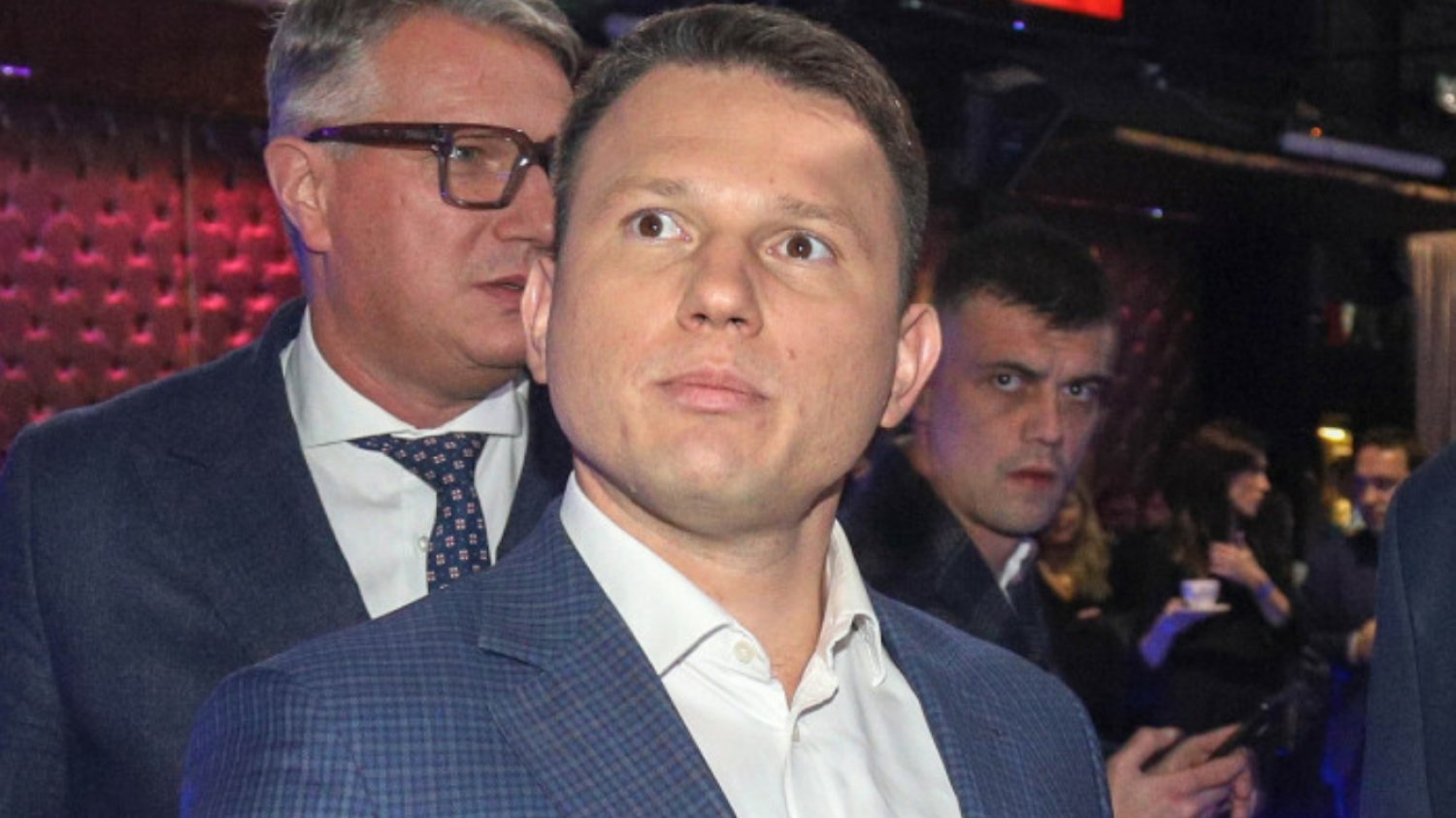 Jakub Żulczyk i inni Polacy tak zareagowali na wyniki wyborów 2023. Dostało się Sławomirowi Mentzenowi.