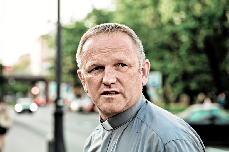 Ksiądz Wojciech Lemański wymownie odniósł się do głośnej wizyty Agaty i Andrzeja Dudów w KFC i związanej z nią awantury.