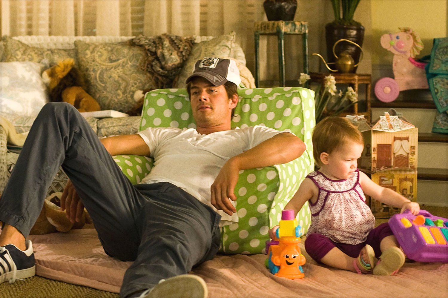 Kadr z filmu "Och, życie": dorosły mężczyzna i niemowlę